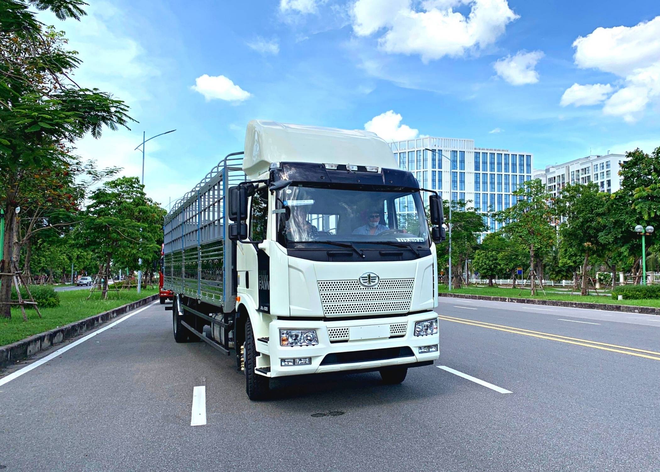 Xe tải Faw 8 tấn nhập khẩu thùng mui bạt dài 9.7m