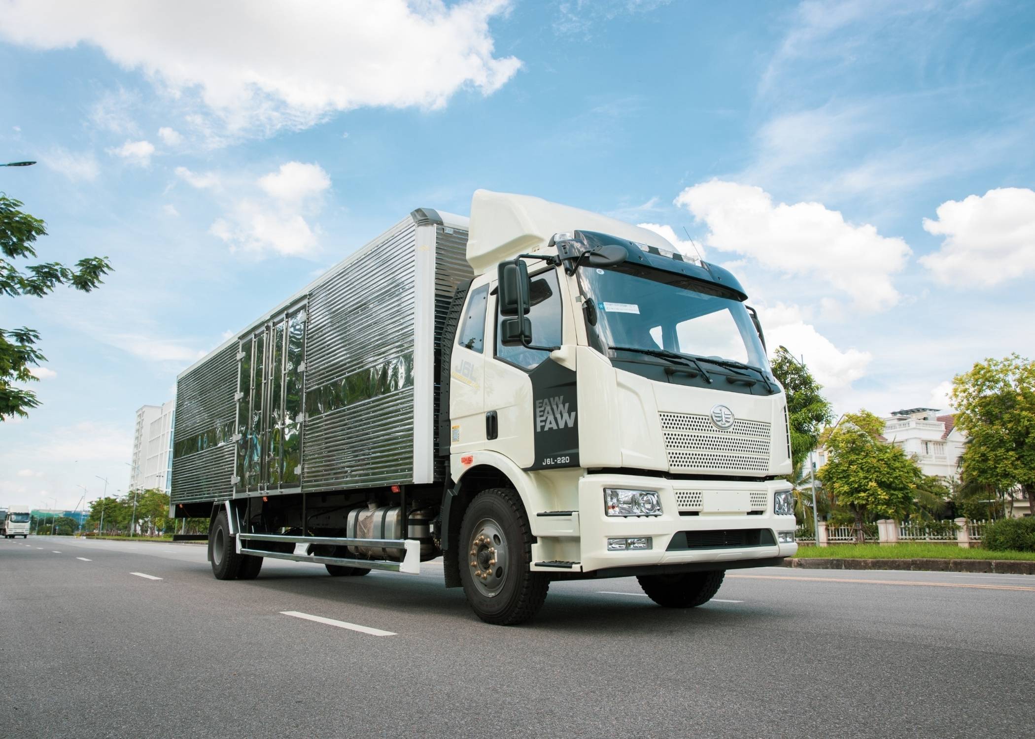 Xe tải Faw 8 tấn nhập khẩu thùng kín dài 9.7m
