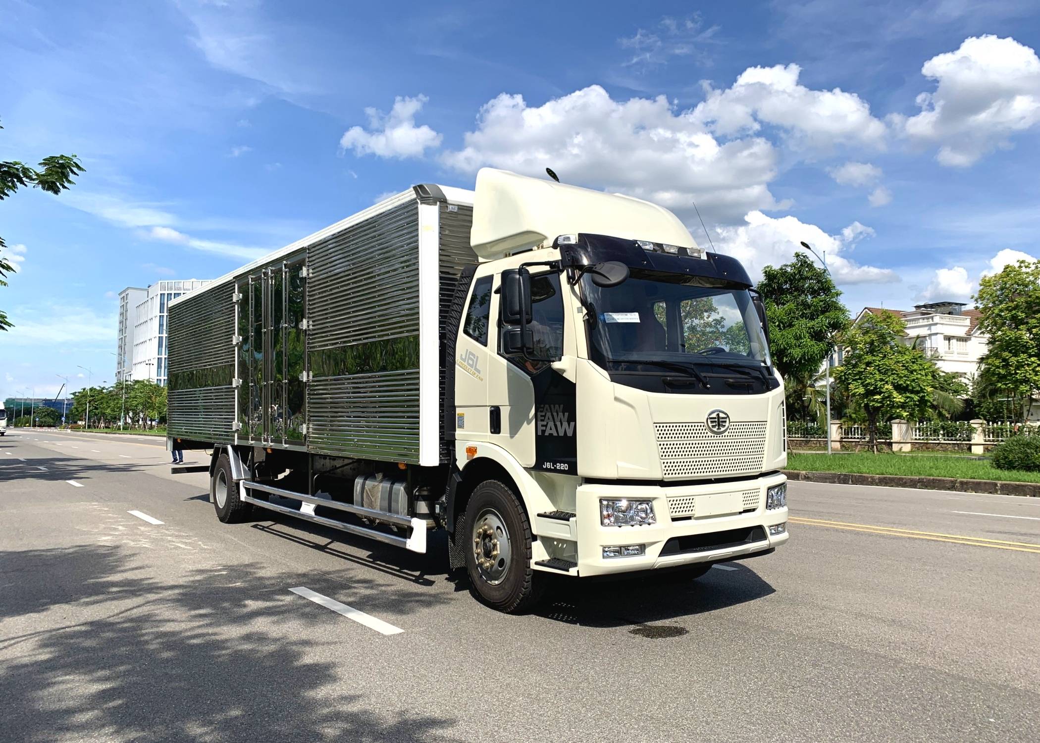 Có nên mua xe tải Faw 8 tấn nhập khẩu thùng dài 9.7m hay không?