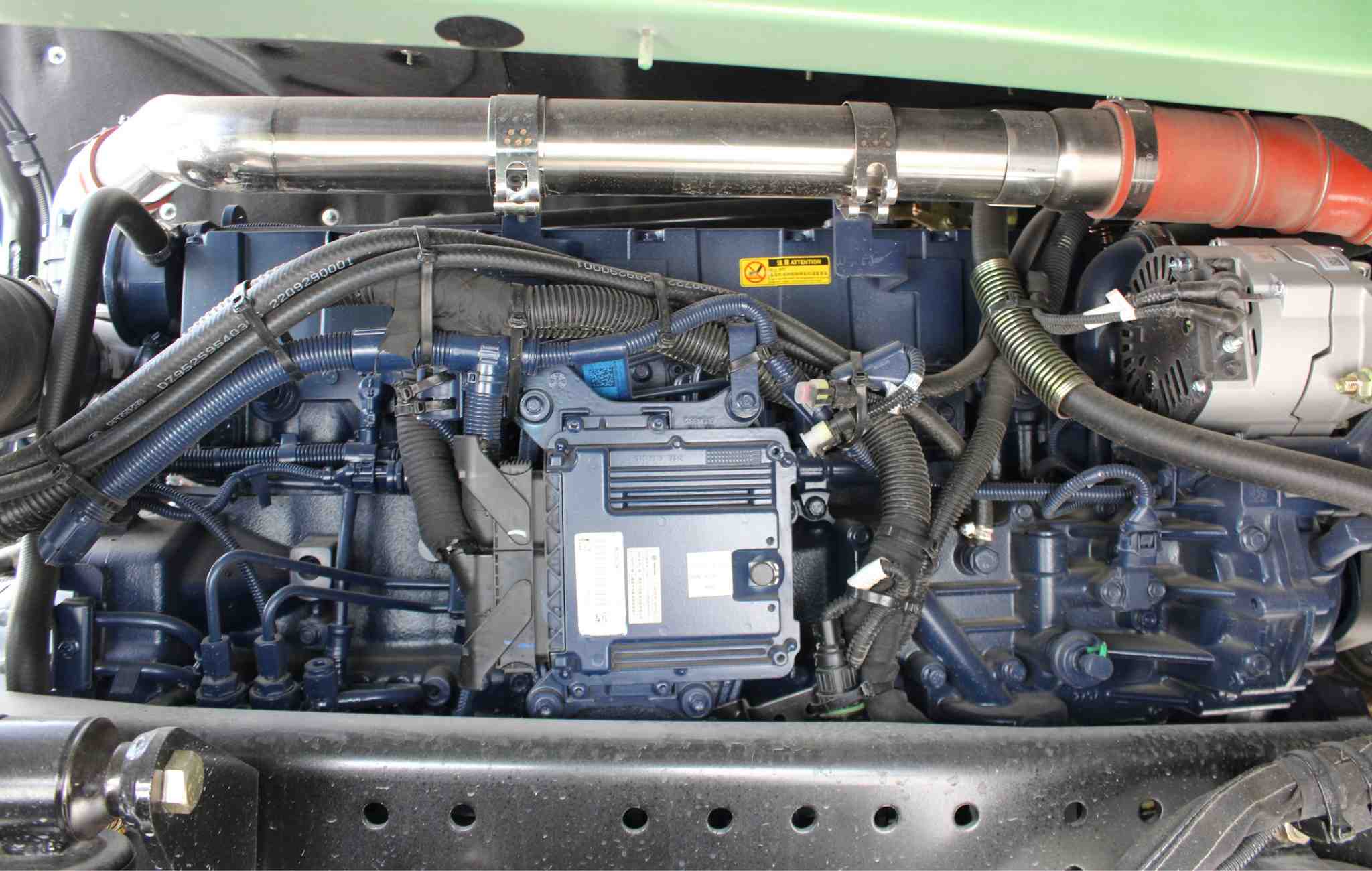 dong-co-xe-tai-shacman-4-chan-x5000-340-HP