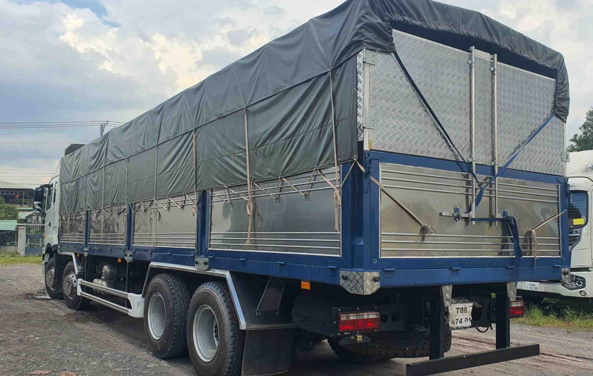 thung-xe-tai-shacman-4-chan-x5000-340-HP